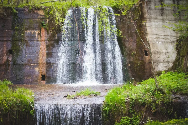 Frisse Berg Waterval Achtergrond — Stockfoto