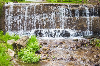 Ferahlatıcı yaz dağ şelale arka plan