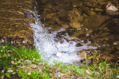 Ferahlatıcı yaz dağ şelale arka plan