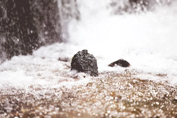 Uppfriskande Summer Mountain Vattenfall Bakgrund — Stockfoto