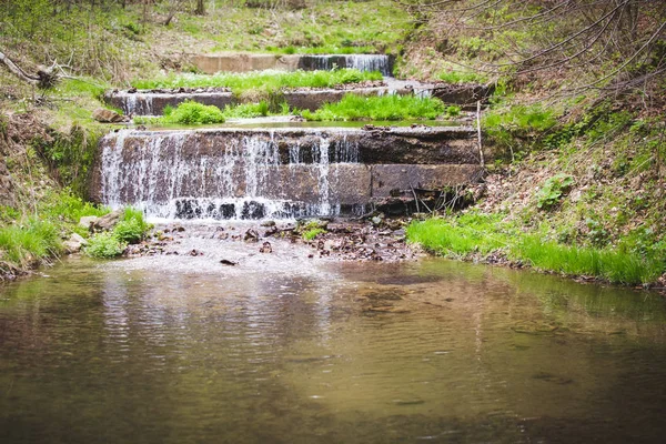 Verfrissende Zomer Berg Waterval Achtergrond — Stockfoto