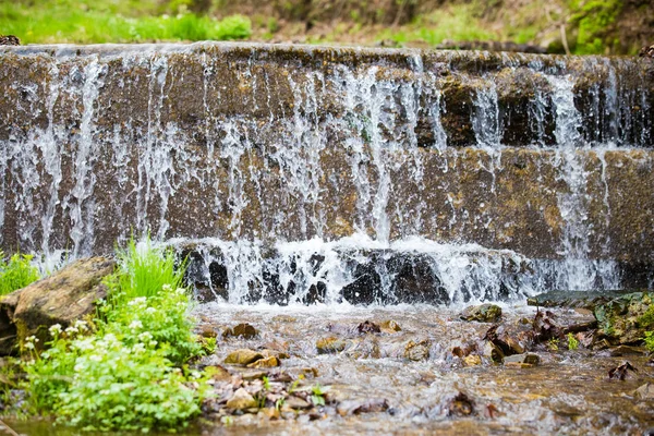 Verfrissende Zomer Berg Waterval Achtergrond — Stockfoto