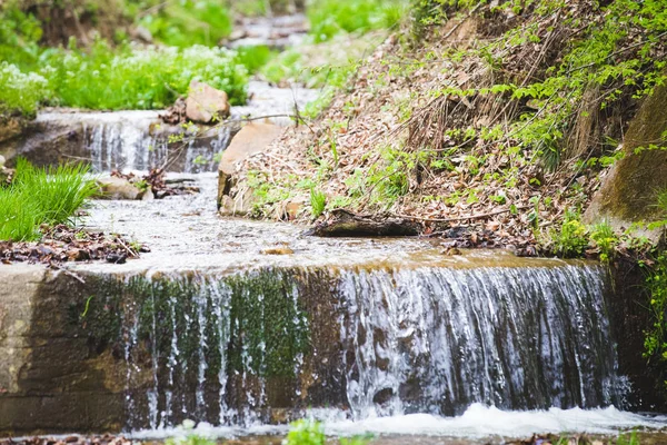 Verfrissende Zomer Berg Waterval Achtergrond — Stockfoto