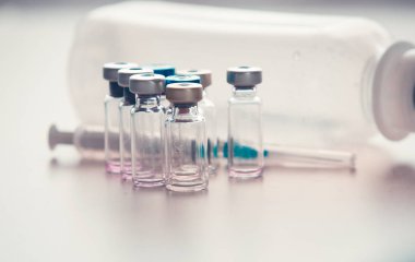 Şırınga ve aşı şişeleri ile tıbbi arka plan