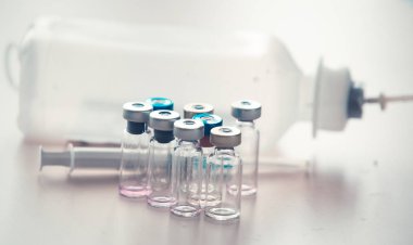 Şırınga ve aşı şişeleri ile tıbbi arka plan