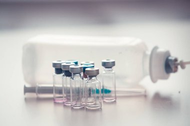 Şırınga ve aşı şişeleri ile tıbbi arka plan