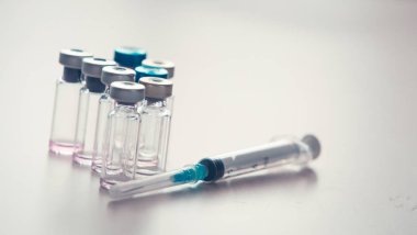 Aşılar tıbbi geçmişini şişeler. Anti vax konsepti