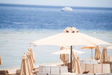 Şemsiye ve deniz ile rahatlatıcı Plaj arka plan 