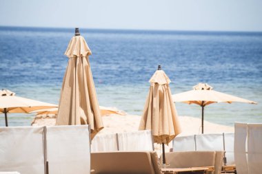 Şemsiye ve deniz ile rahatlatıcı Plaj arka plan 