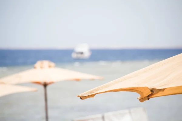 Relaxing Beach Background Umbrellas Sea — Stock Photo, Image