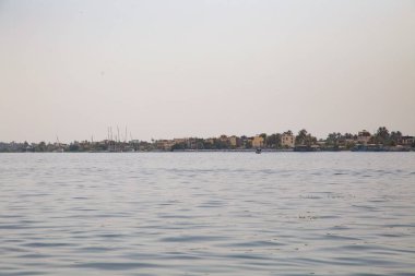 Nil Nehri kenarı yaz arka plan