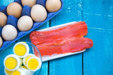 Keto diyet yumurta ve balık. Düşük karbonhidrat gıda 