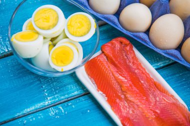 Keto diyet yumurta ve balık. Düşük karbonhidrat gıda 