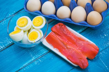Keto diyet yumurta ve balık. Düşük karbonhidrat gıda 