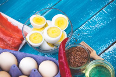 Keto diyet yumurta ve balık. Düşük karbonhidrat gıda 