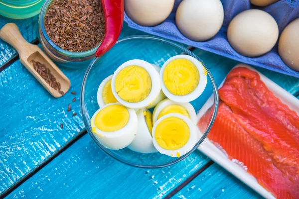 Keto diyet yumurta ve balık. Düşük karbonhidrat gıda 