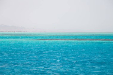 Mavi deniz suyu yaz arka plan