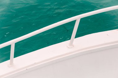 Yat Detayları. Yazlık deniz teknesi yelken