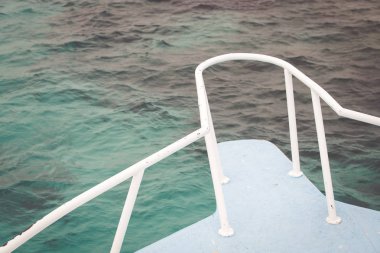 Yat Detayları. Yazlık deniz teknesi yelken