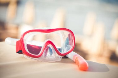 Tropikal plajda şnorkel maskesi ve tüp 