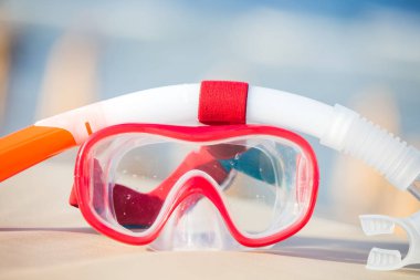 Tropikal plajda şnorkel maskesi ve tüp 