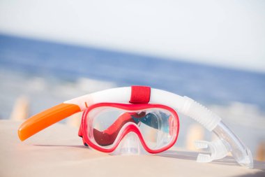 Tropikal plajda şnorkel maskesi ve tüp 