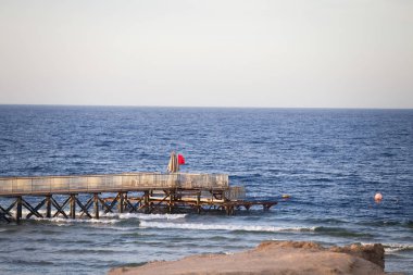 Kırmızı bayrak uyarı işareti yüzme yok