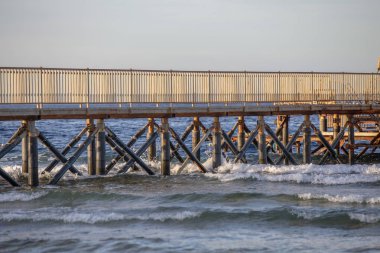 Deniz yaz arka plan üzerinde ahşap iskele