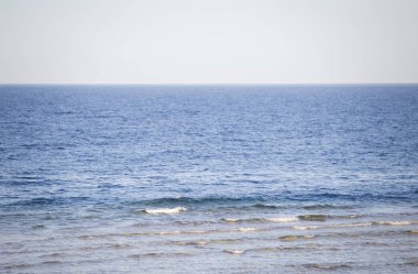 Plaj yaz arka plan tarafından Deniz dalgaları