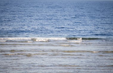 Plaj yaz arka plan tarafından Deniz dalgaları