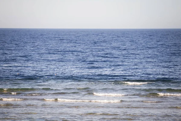 Plaj yaz arka plan tarafından Deniz dalgaları