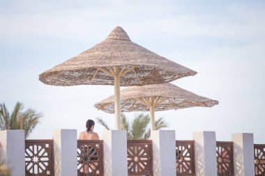 Sahilde şemsiye altında kadın. Oryantal yaz