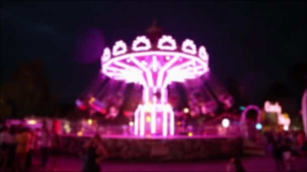 夏祭りでメリーゴーランドの夜のライト — ストック動画