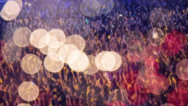 Yaz festivalinde kalabalık arka plan bulanık