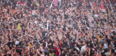 Yaz festivalinde kalabalık arka plan bulanık