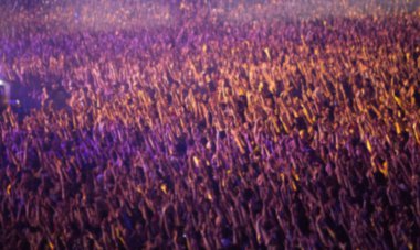 Yaz festivalinde kalabalık arka plan bulanık