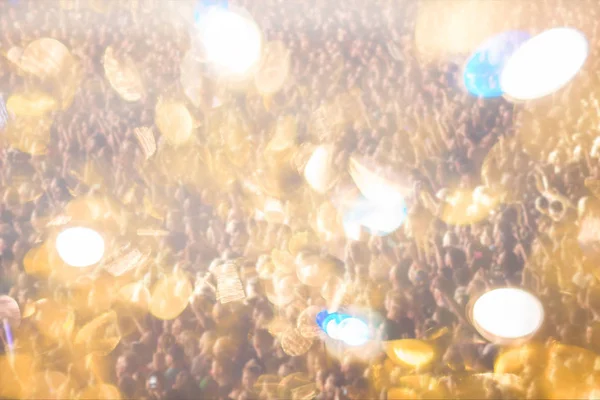 夏祭りの群衆は背景をぼやけた — ストック写真