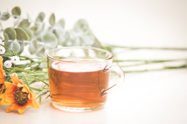 Sonbahar çayı. Marigolds ve çay bardağı sonbahar arka plan 