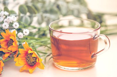 Sonbahar çayı. Marigolds ve çay bardağı sonbahar arka plan 