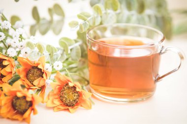 Sonbahar çayı. Marigolds ve çay bardağı sonbahar arka plan 