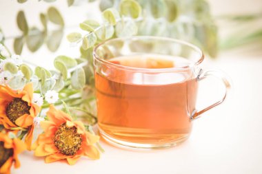 Sonbahar çayı. Marigolds ve çay bardağı sonbahar arka plan 