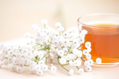 Sonbahar çayı. Marigolds ve çay bardağı sonbahar arka plan 