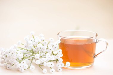 Sonbahar çayı. Marigolds ve çay bardağı sonbahar arka plan 