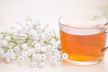 Sonbahar çayı. Marigolds ve çay bardağı sonbahar arka plan 