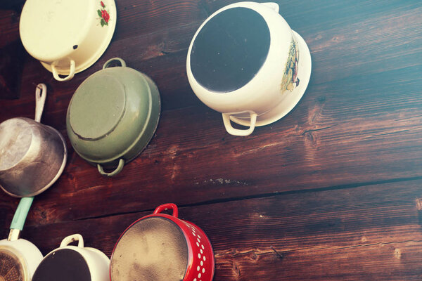 Кастрюли и сковородки на деревенском фоне
 