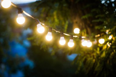 İp üzerinde bahçe ışıkları