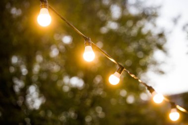 İp üzerinde bahçe ışıkları