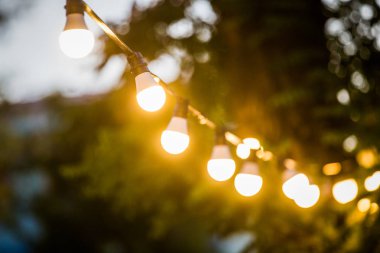 İp üzerinde bahçe ışıkları