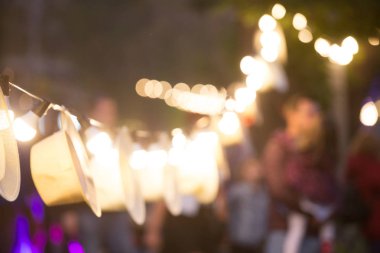 İp üzerinde bahçe ışıkları