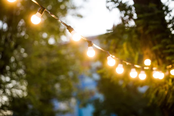 İp üzerinde bahçe ışıkları